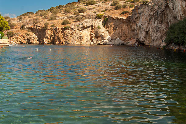 térmica água mineral lago com bela rock - greece europe sporades islands mediterranean countries imagens e fotografias de stock