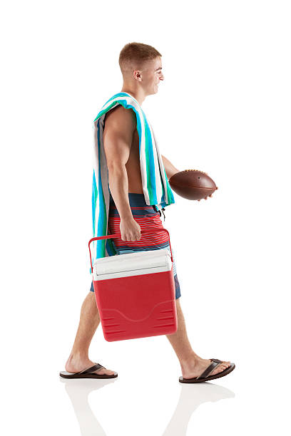 측면 보기 맨 walking with 쿨러 및 football player - male swimwear cooler 20s 뉴스 사진 이미지