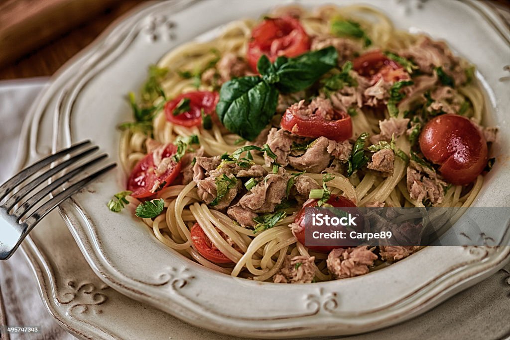 Spaghetti con atún y tomates - Foto de stock de Albahaca libre de derechos