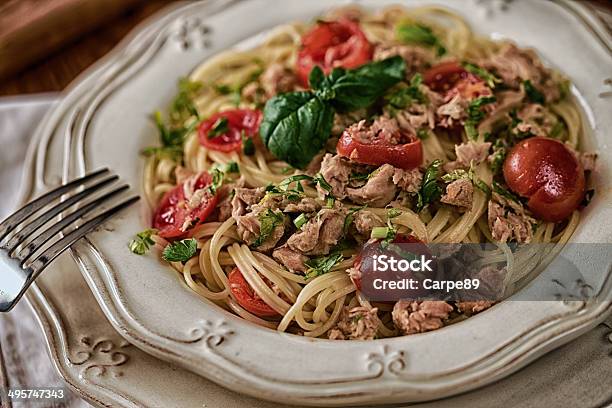 Spaghetti Con Atún Y Tomates Foto de stock y más banco de imágenes de Albahaca - Albahaca, Alimento, Alimentos cocinados