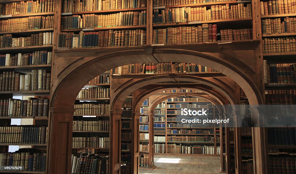 Antiga biblioteca - Foto de stock de Biblioteca royalty-free