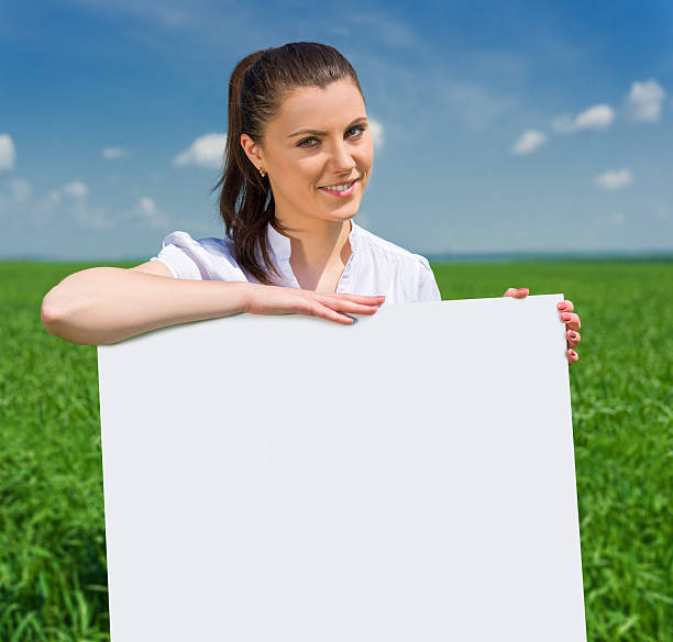 menina com outdoor em campo verde em branco - attractive female looking at camera outdoors rural scene imagens e fotografias de stock