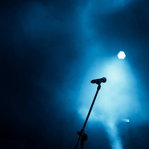 Microfone no palco - foto de acervo