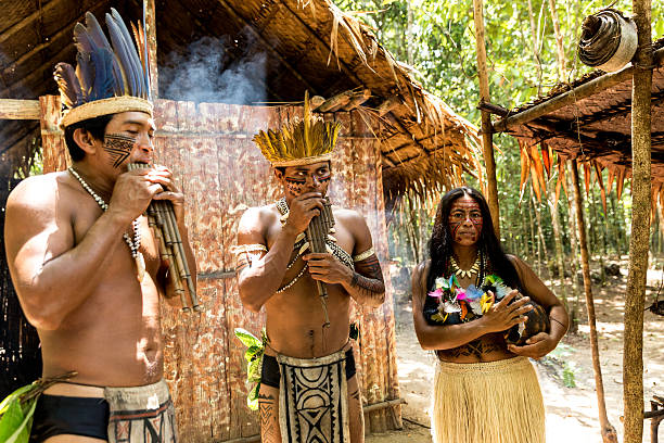 nativo brasileño grupo tocando acanaladura de madera - amazonía del perú fotografías e imágenes de stock
