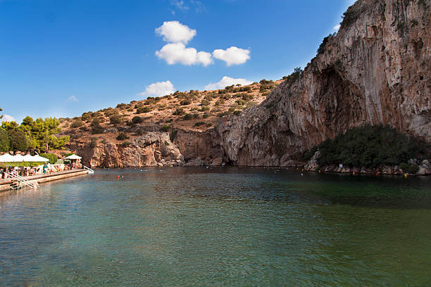 утепленный минеральную воду, озеро с красивые рок - greece europe sporades islands mediterranean countries стоковые фото и изображения