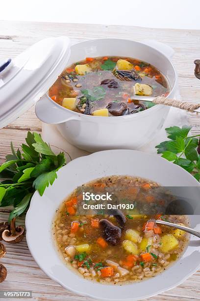 Krupnik ションポリッシュ精白丸麦スープ - ゆでジャガイモのストックフォトや画像を多数ご用意 - ゆでジャガイモ, オレンジ色, クローズアップ