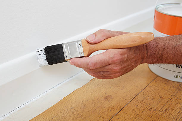 zbliżenie człowieka malowanie skirting board - house painter home improvement paint can painter zdjęcia i obrazy z banku zdjęć