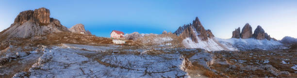 panorama dreizinnenhütte-rifugio antonio locatelli - tirol rock gravel mountain peak - fotografias e filmes do acervo