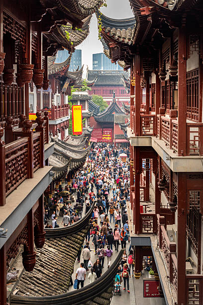 shanghai stare miasto, yuyuan, chiny - vanishing point diminishing perspective street vertical zdjęcia i obrazy z banku zdjęć