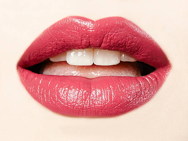 крупный план рта, с красная розовая помада - make up brush стоковые фото и изображения