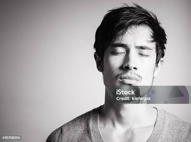 Trauriger Junger Mann Stockfoto und mehr Bilder von Männer - Männer, Schwarzweiß-Bild, Trauer