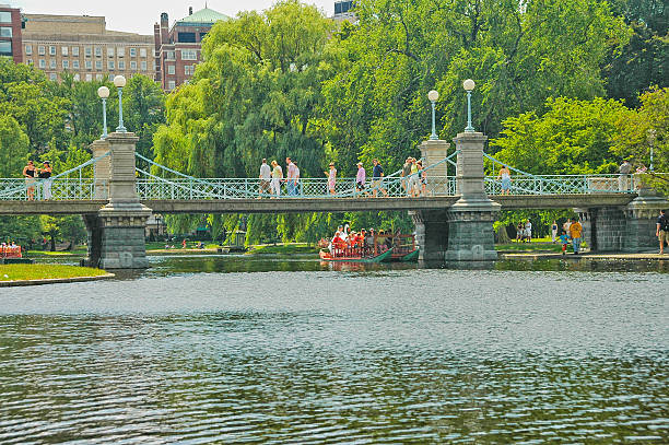 jardin public pont et duckboats boston avec les visiteurs - boston formal garden bridge park photos et images de collection