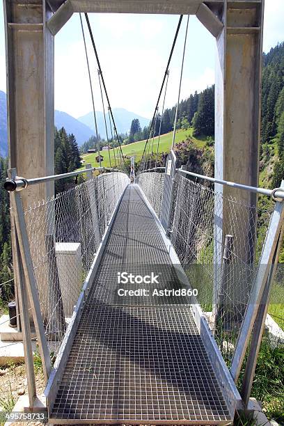 Foto de Ponte Suspensa e mais fotos de stock de Agarrar - Agarrar, Alpes europeus, Alto - Descrição Geral