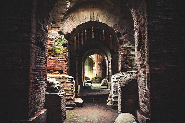 interno l'anfiteatro flavio, capua, italia - catacomb foto e immagini stock