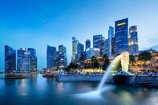 Skyline de Singapura (Leão da Singapura - fotografia de stock