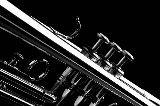 trompeta. blanco y negro. - close up nightclub trumpet nobody fotografías e imágenes de stock