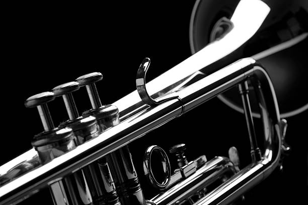 trompeta. blanco y negro. - close up nightclub trumpet nobody fotografías e imágenes de stock