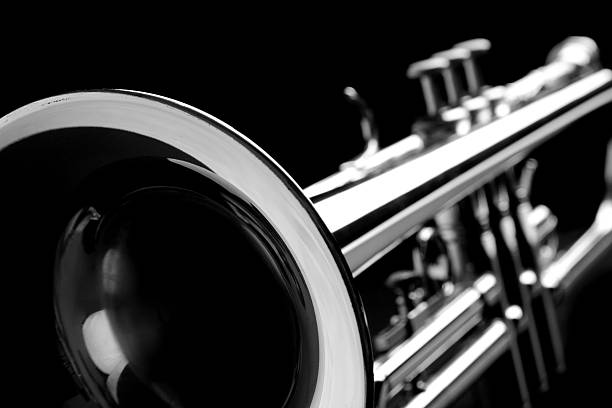 trompeta. blanco y negro. - close up nightclub trumpet nobody fotografías e imágenes de stock