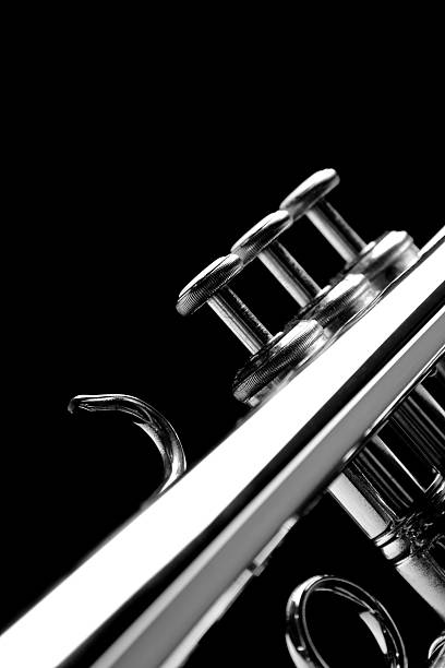 trompeta. blanco y negro. - close up nightclub trumpet nobody fotografías e imágenes de stock