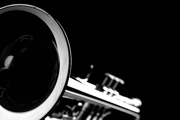 trompeta. blanco y negro. - close up nightclub trumpet nobody fotografías e imágenes de stock