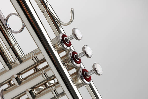 tromba dettaglio in argento - brass instrument retro revival old fashioned part of foto e immagini stock