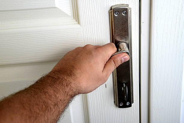 istock Hand Hold Handle Of The Door 495762570