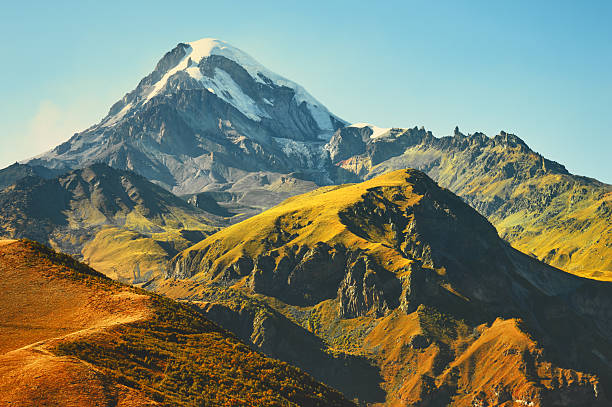 monte kazbek nelle montagne del caucaso. - sunset day back lit autumn foto e immagini stock