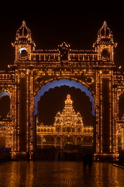 palast von mysore oder dem mysore maharaja palace bei nacht - mysore stock-fotos und bilder