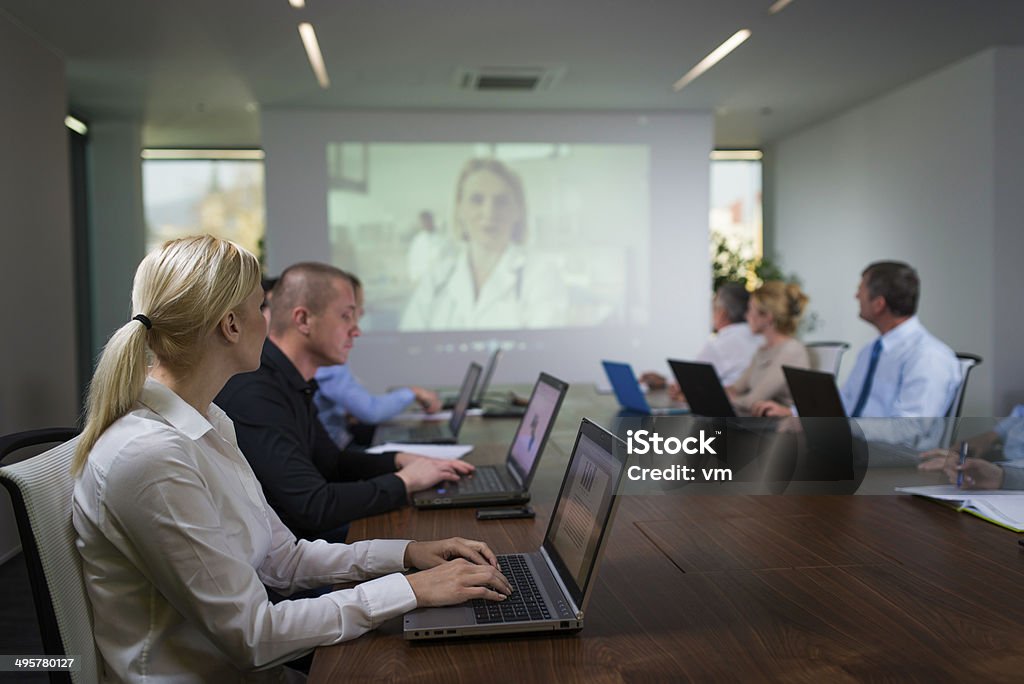 Ausschuss hat Video-Konferenz im Meetingraum - Lizenzfrei Business Talk - englischer Satz Stock-Foto