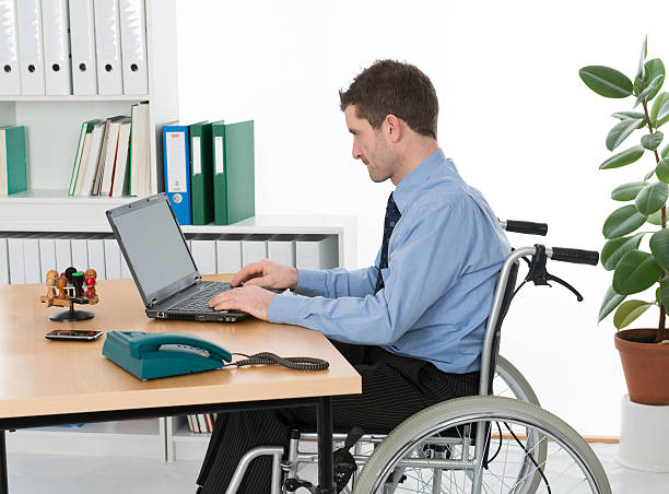 behinderten mann im büro - accident occupation working physical impairment stock-fotos und bilder