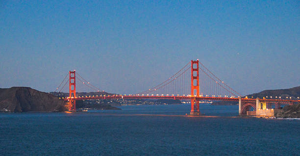 мост золотые ворота-закате - golden gate bridge car san francisco bay san francisco county стоковые фото и изображения