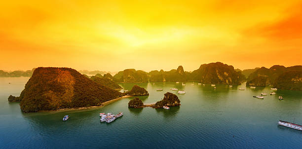 vietname baía halong belo pôr do sol paisagem - halong bay vietnam bay cruise imagens e fotografias de stock