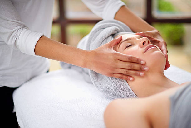 제거하기 위해 예전부터 사용된 민간비법으로는 레몬주스를 사용하는 모든 장력 - massaging head massage ethnic beauty 뉴스 사진 이미지
