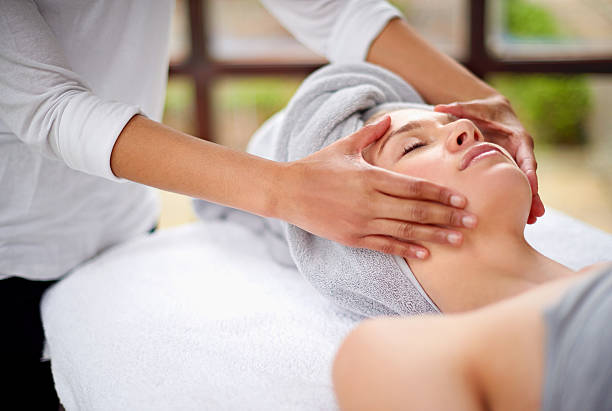 чтобы удалить все напряжение - spa treatment head massage health spa healthy lifestyle стоковые фото и изображения