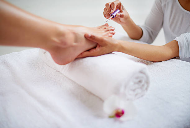 расслабляющий педикюр - pedicure human foot spa treatment health spa стоковые фото и изображения