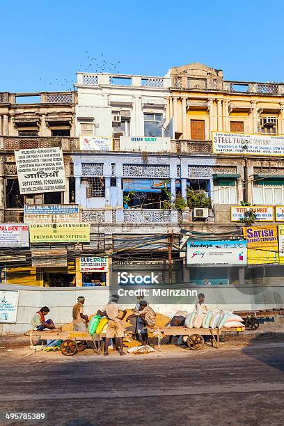 Photo libre de droit de Travailleur Attendre Pour Commencer Une Journée De Travail À Delhi banque d'images et plus d'images libres de droit de Arranger