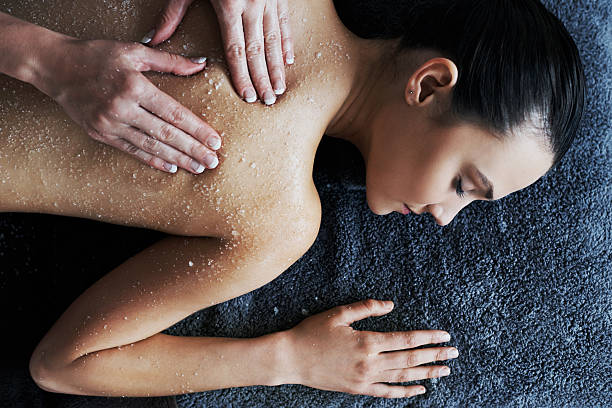pierwsze zdrowie swojej skóry z powrotem na ścieżkę - massaging massage therapist rear view human hand zdjęcia i obrazy z banku zdjęć