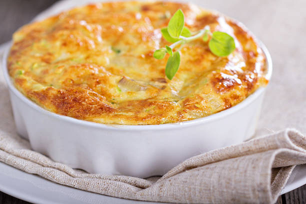 zucchini und zwiebeln im ofen backen - hash brown stock-fotos und bilder