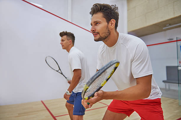 molto pensoso uomo sul campo da squash - squash foto e immagini stock