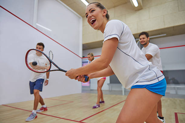 boa cooperação é muito importante durante o jogo - squash racket sport court - fotografias e filmes do acervo