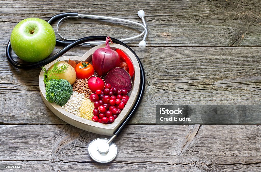 Comida saludable en el corazón y el colesterol concepto de dieta - Foto de stock de Alimento libre de derechos
