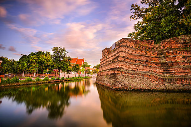 chiang mai mura della città vecchia - old town foto e immagini stock