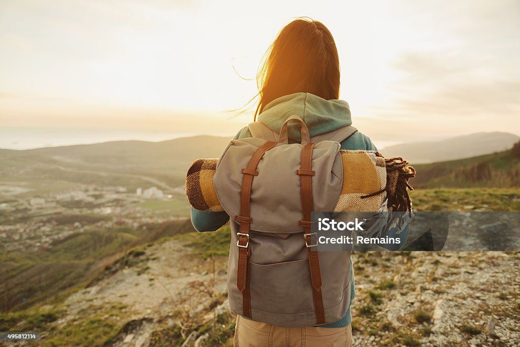 Wanderer Frau zu Fuß im Freien bei Sonnenuntergang - Lizenzfrei Rucksack Stock-Foto