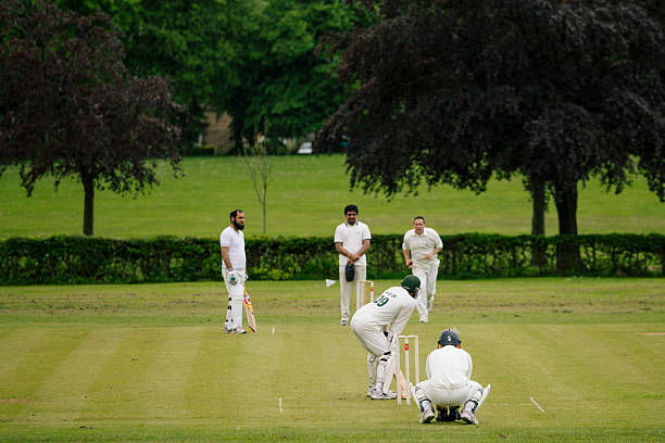 cricket local - sport of cricket cricket player cricket field bowler photos et images de collection