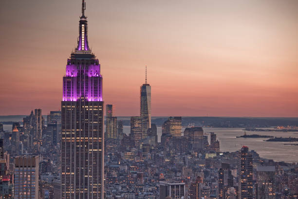 日の出のエンパイアステートビル、ニューヨーク市、ニューヨーク、アメリカ合衆国 - dramatic sky architecture new york state sunset ストックフォトと画像