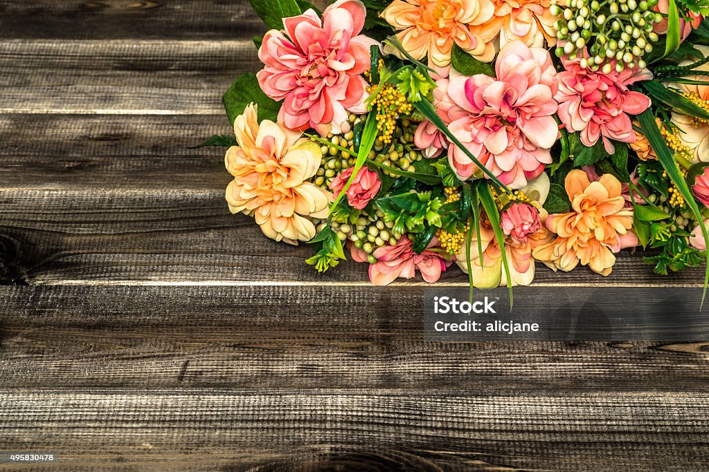 Colorido Ramo De Flores Sobre Fondo De Madera Flores Fondos Foto de stock y  más banco de imágenes de 2015 - iStock