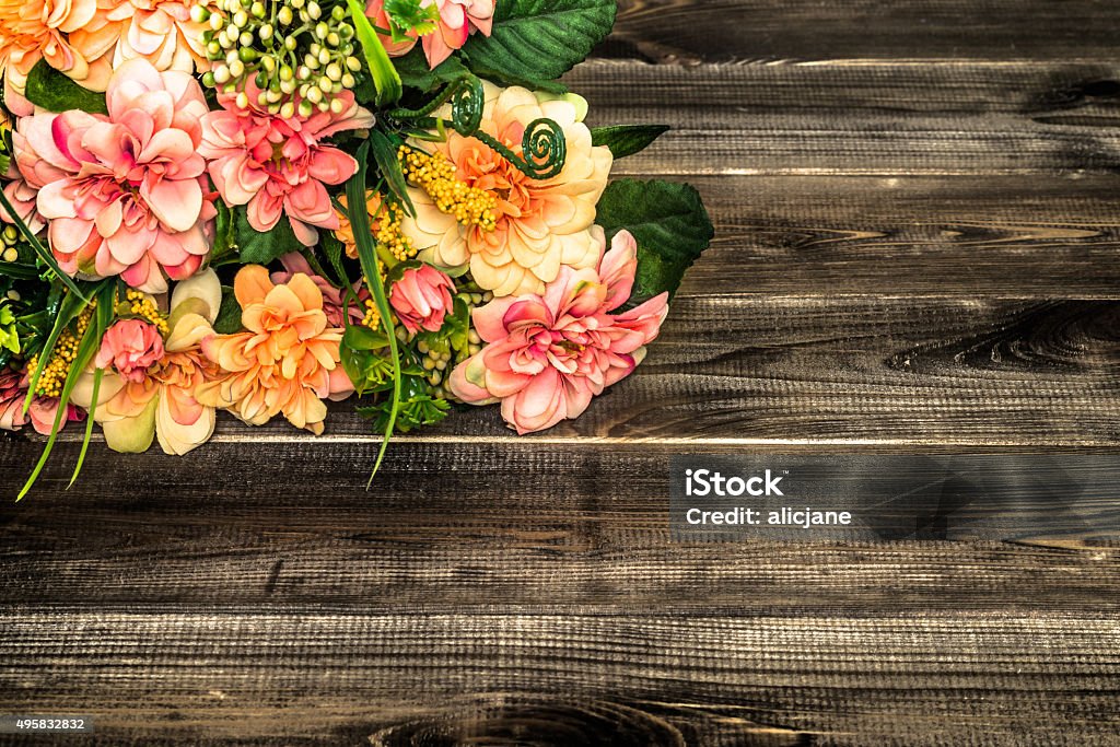 Colorido Ramo De Flores Sobre Fondo De Madera Flores Fondos Foto de stock y más banco de imágenes de Invitación de boda - iStock Colorido Ramo De Flores Sobre Fondo De Madera Flores Fondos Foto de stock y más banco de imágenes de Invitación de boda - iStock