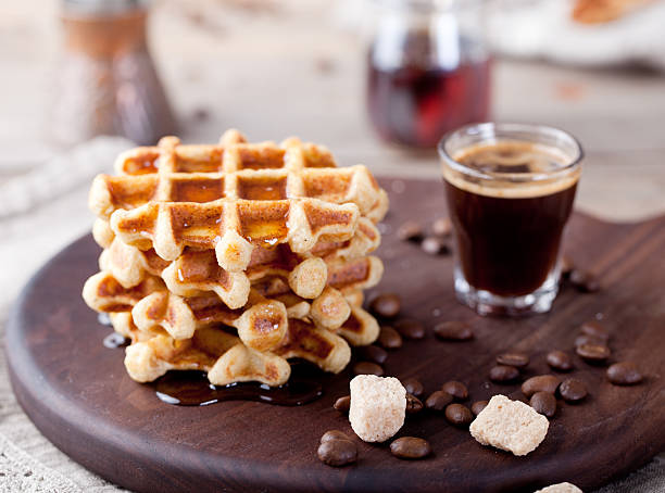 frische waffeln mit ahornsirup und kaffee - waffle syrup pouring breakfast stock-fotos und bilder