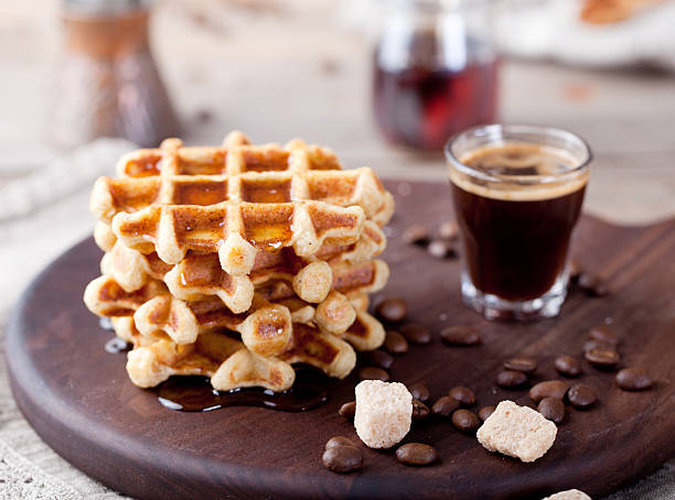 frescos waffles com café e xarope, de bordo (ácer - milk milk bottle drinking straw cookie imagens e fotografias de stock