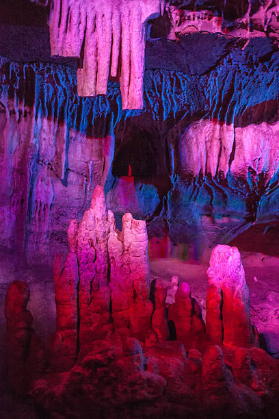 caverna sataplia na geórgia iluminado por cores diferentes - rock of gibraltar - fotografias e filmes do acervo